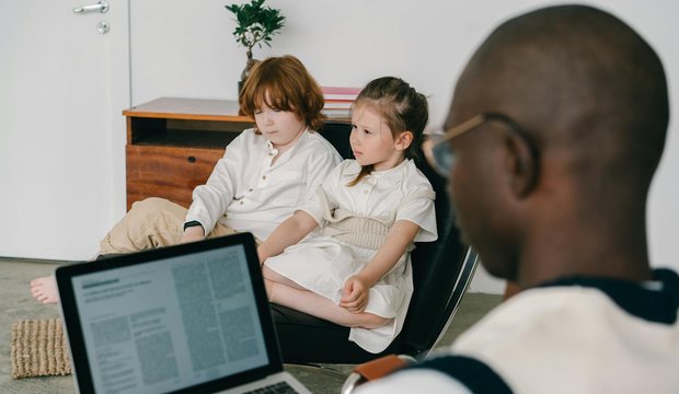 Love Bombing Nedir? İlişkide Erken Uyarı İşaretleri | Kapak